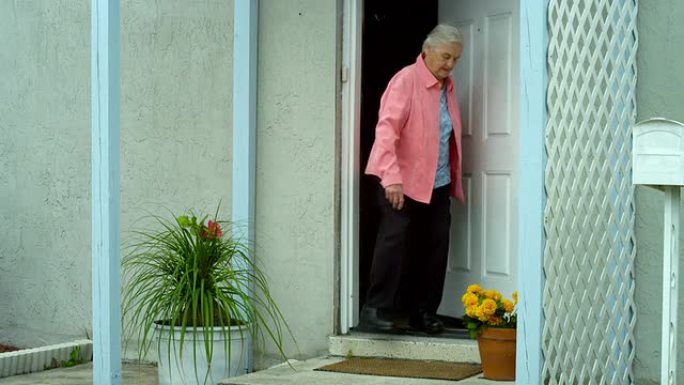 走在外面的老妇人走在外面的老妇人开门外国