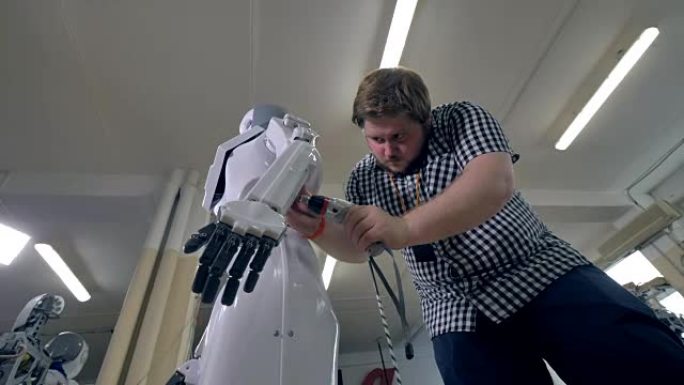 对一个安装机器人塑料身体的人的低调看法。