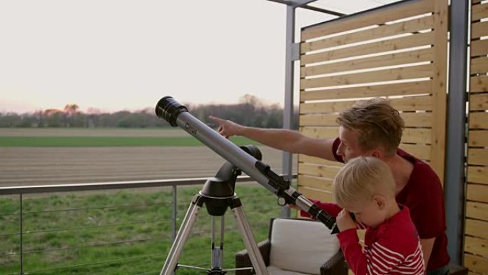 DS MS父子使用望远镜