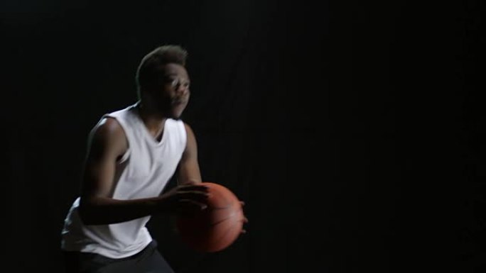 黑人篮球运动员射击球