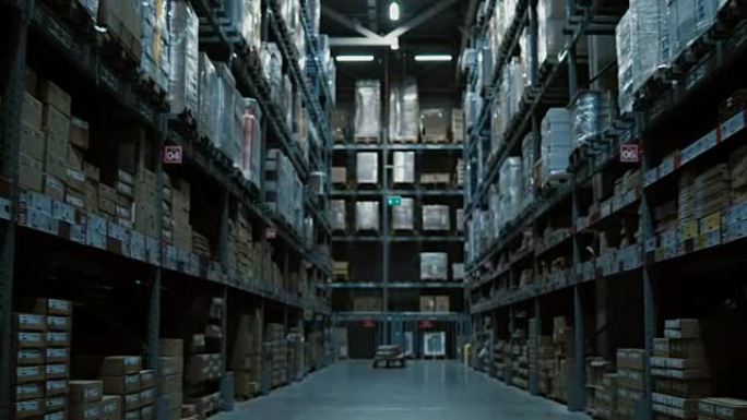 在仓库内无人值守的情况下，相机在托盘、货架和一些货物和材料之间移动