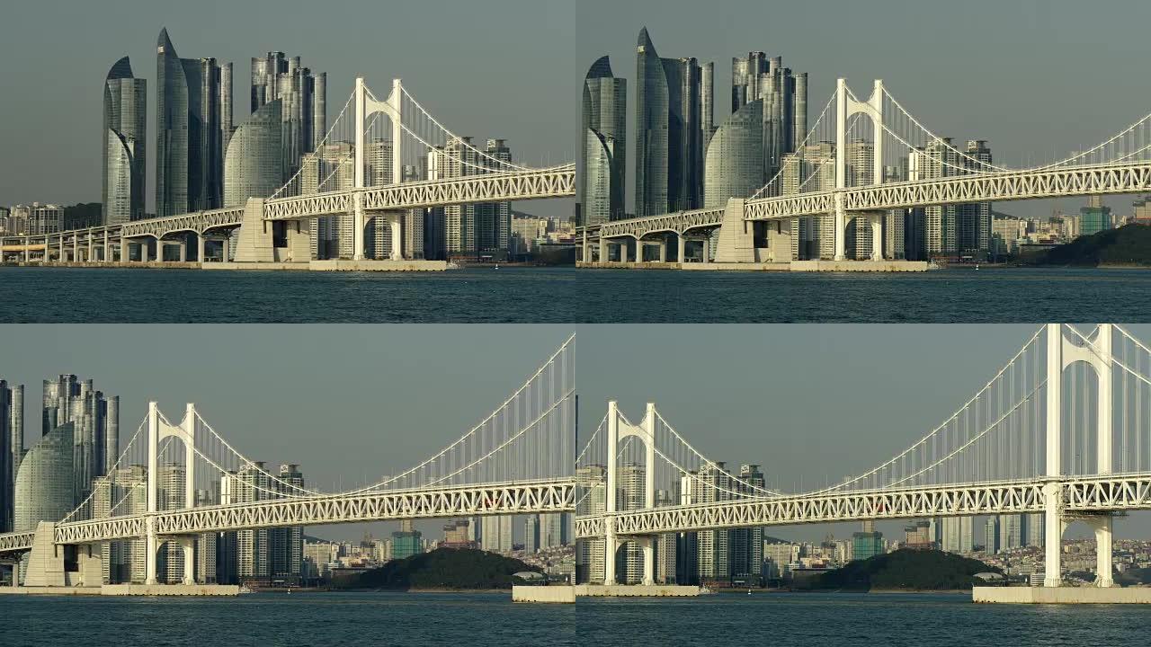 韩国釜山。釜山市中心的广安大桥和摩天大楼的Pannnig拍摄。4K, UHD