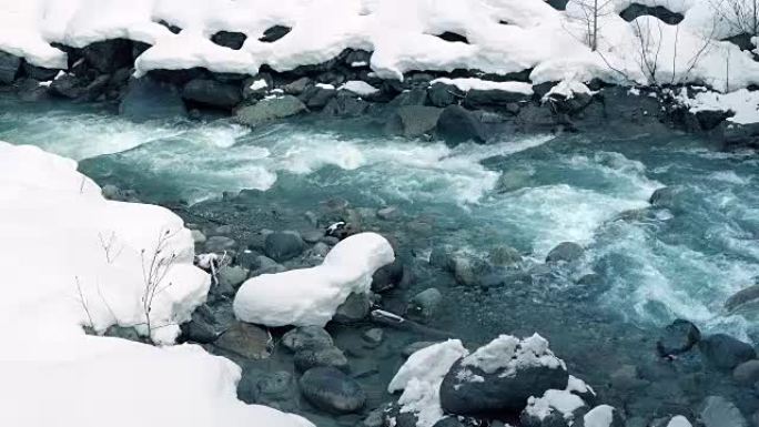 雪中冰冷的蓝山河