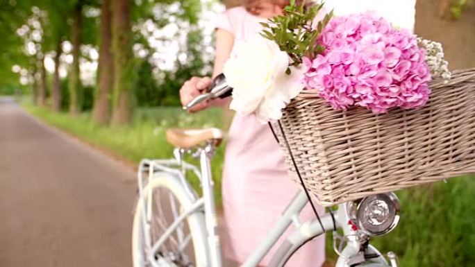 公园里经典自行车篮子里的花