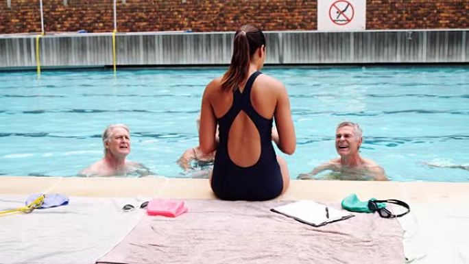 游泳教练与老年人互动