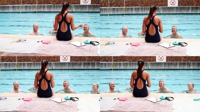 游泳教练与老年人互动