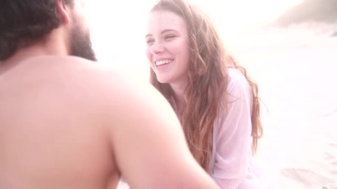 幸福的夫妇在海滩上深情地看着对方