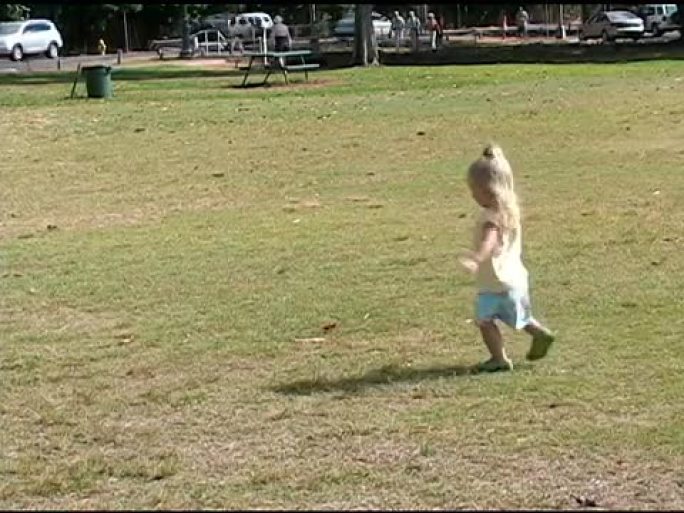 小女孩在公园转圈小女孩在公园转圈
