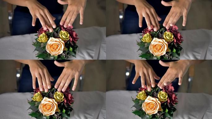 女性手指玩玫瑰花。