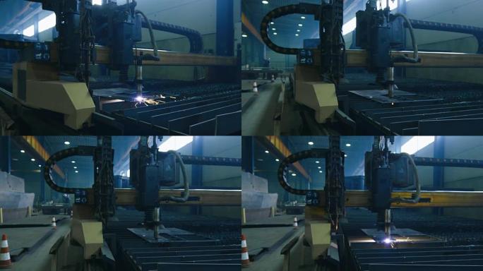 数控等离子切割机正在一家重工业工厂切割金属物体。