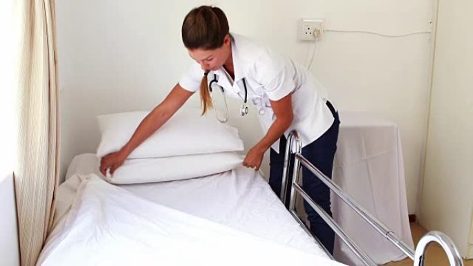 护士为病人铺床