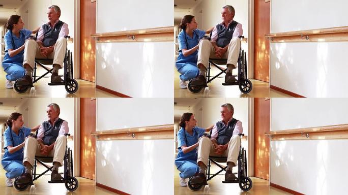 护士坐在轮椅上与病人交谈