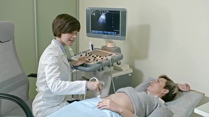 妇科医生进行腹部超声检查