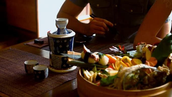 餐厅餐桌上的寿司和饮料托盘