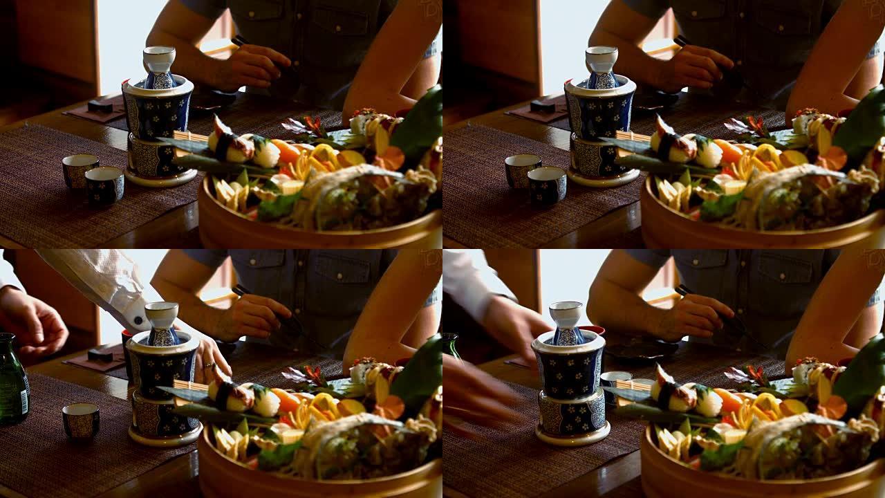 餐厅餐桌上的寿司和饮料托盘