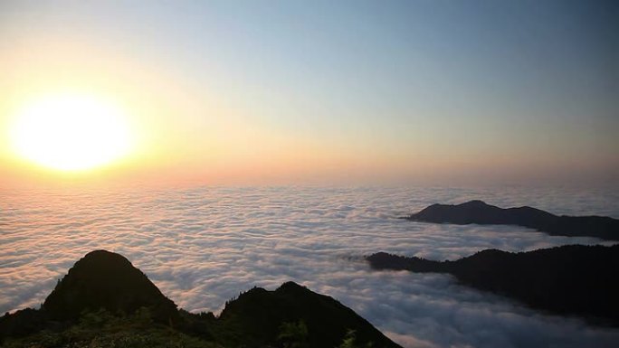 高清：云朵之上的山景，神光