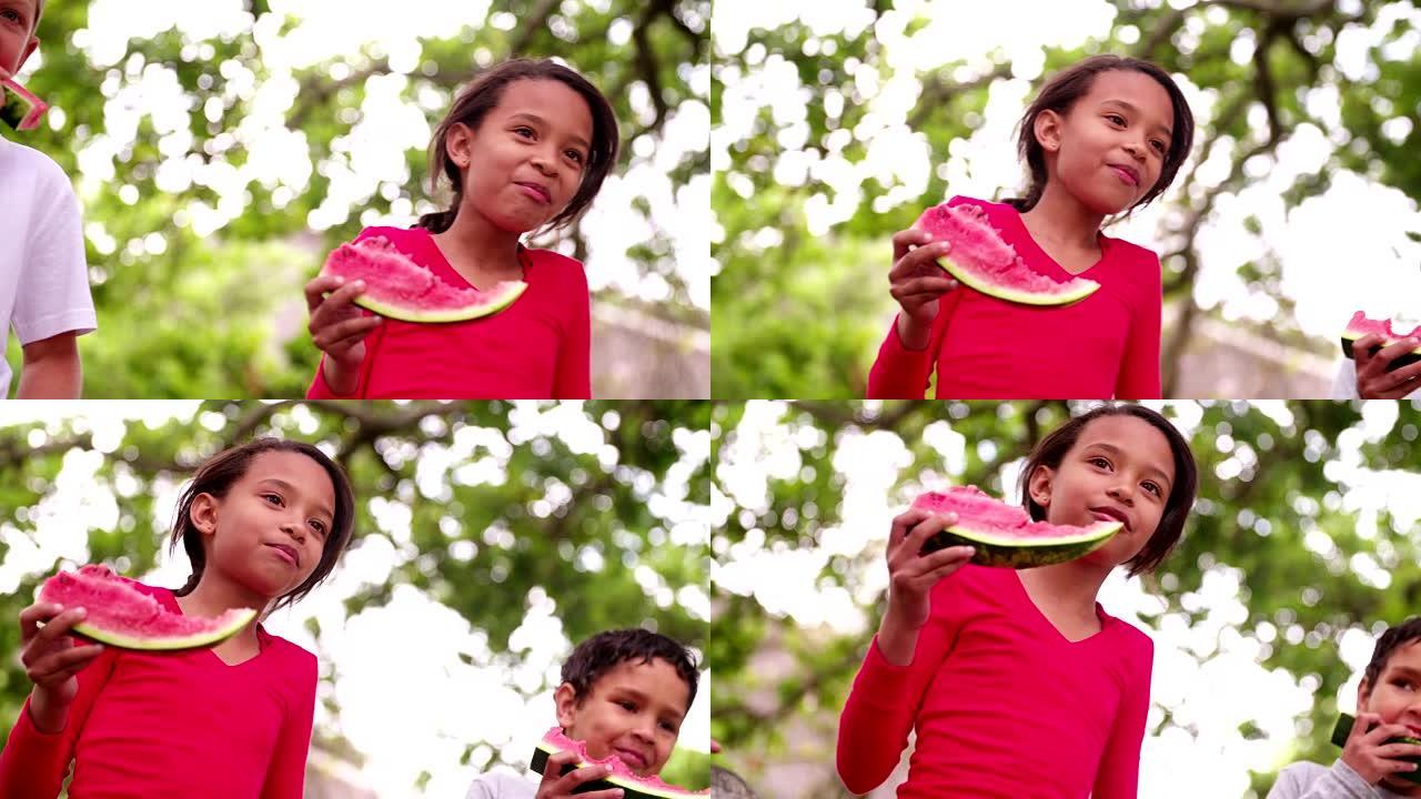 混血组儿童吃西瓜对着镜头微笑