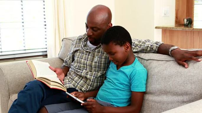 父亲读书，儿子在客厅使用数字平板电脑4k