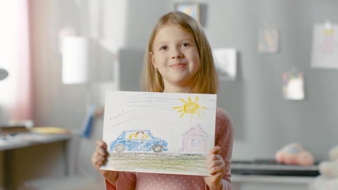 可爱的小女孩在她的房间里展示了她的家人在汽车上的图画。