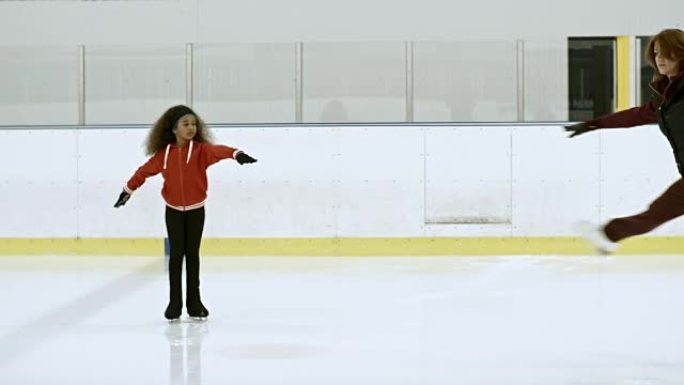 女运动员教女孩如何在冰上旋转