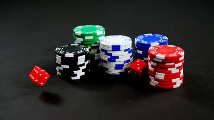 扑克桌上的骰子和赌场筹码对4k