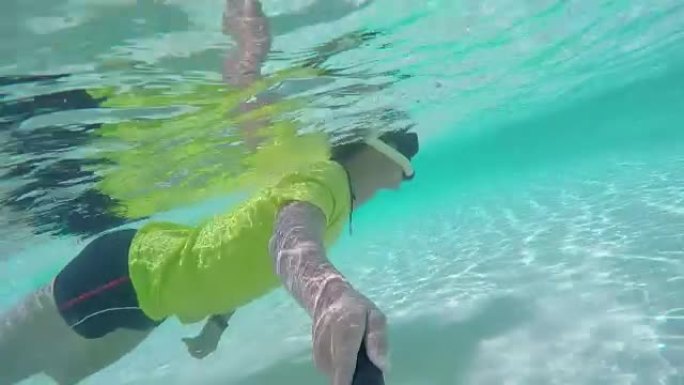 人自由潜水。水下拍摄的人在清澈的海水中自由潜水。