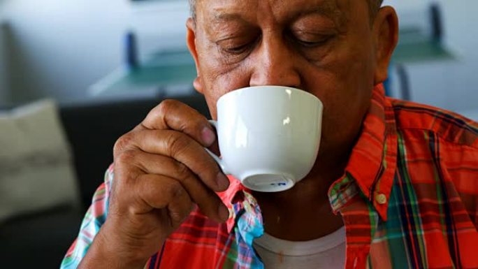 高级男子在退休之家喝杯茶4k
