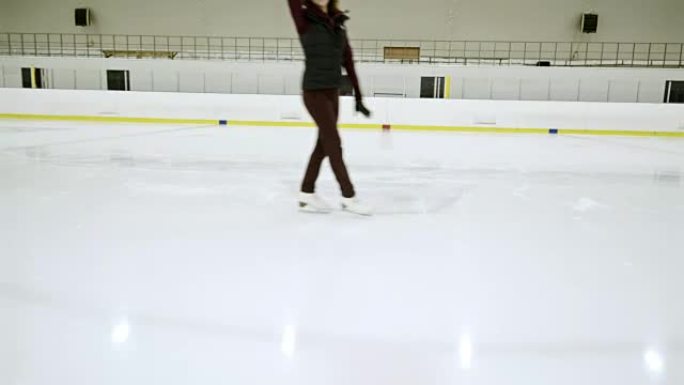 女子花样滑冰运动员在冰上训练