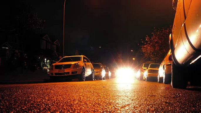 夜间驶过的汽车的道路水平视图