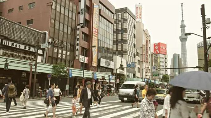 浅草街的实时视频，背景为东京天空树