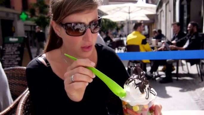 西班牙的年轻游客吃冰激丸