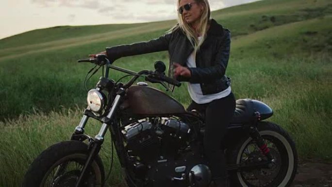 老式摩托车上的女人