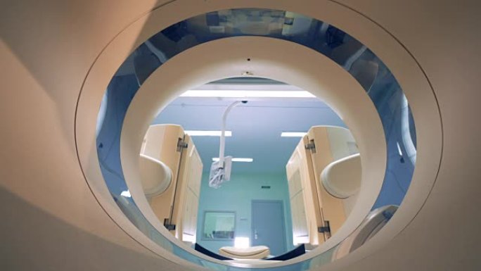 猫扫描仪对其元素进行调整。空的核磁共振CT PET扫描仪。