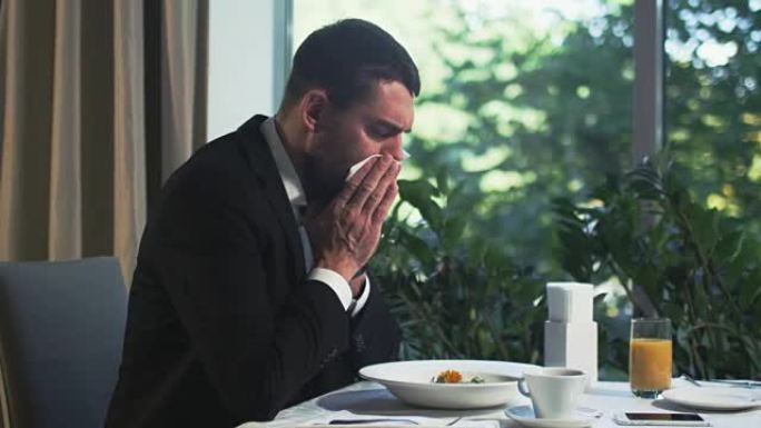 商人在餐馆咳嗽并使用纸巾。