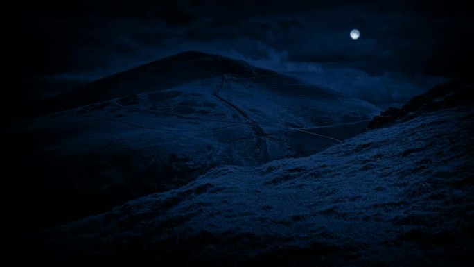 满月下的夜晚山丘