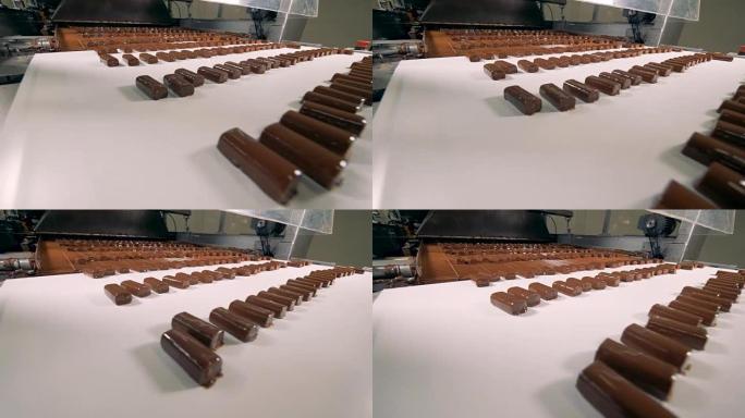 用牛轧糖制造巧克力棒。