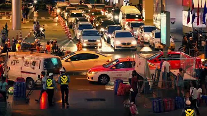 曼谷繁忙的夜景，警察指挥交通