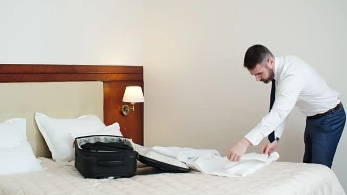 商人在酒店房间里打包手提箱