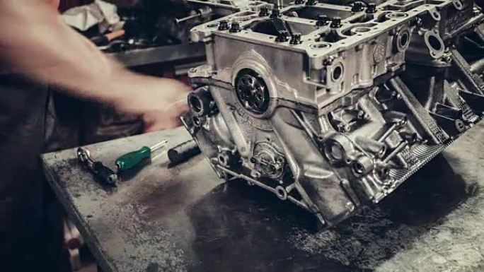 汽车修理厂的专业机械师修理V10发动机