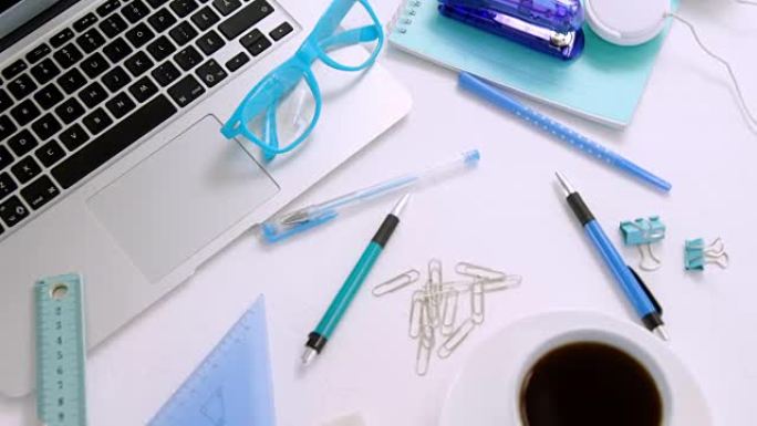 笔记本电脑，眼镜，笔，咖啡，回形针，刻度，设置正方形和白色背景4k耳机