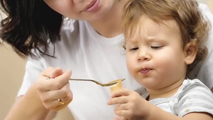 妈妈在家给孩子送饭。特写视图。