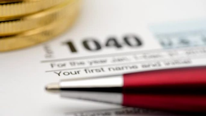 税收形式1040转移重点。