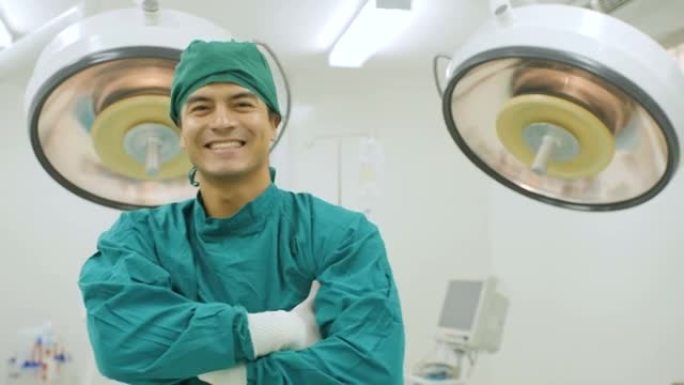 在医院的手术室里，白人男性外科医生的肖像戴着完整的手术磨砂膏微笑的相机。