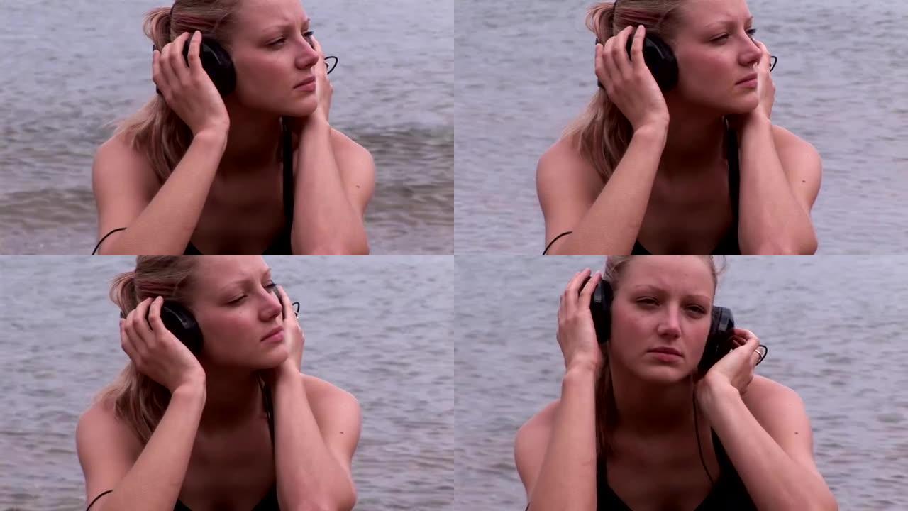 女人在海滩上听音乐