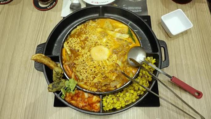 韩国火锅“Budae Jjigae”或“Army Stew”是融合了美国风味的韩国美食