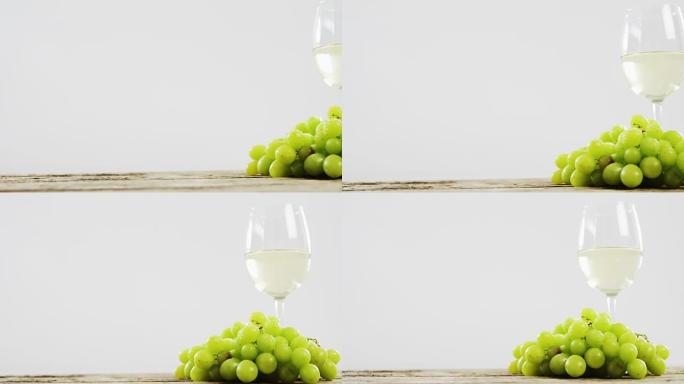 木板上的葡萄和白葡萄酒