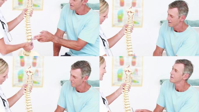 医生向病人解释解剖脊柱