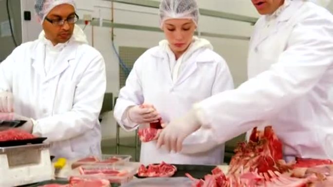 肉店的肉店包装和检查肉的重量