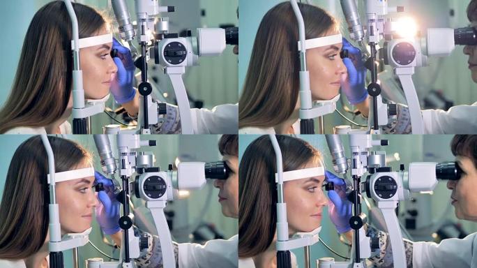 眼科医生在测试过程中向女性确认了良好的结果。