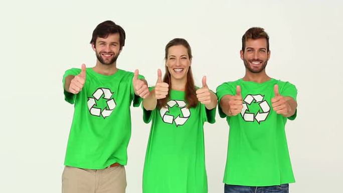 环保主义者团队对着镜头微笑，竖起大拇指